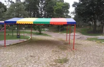 Toldo para eventos montado em área aberta em Curitiba