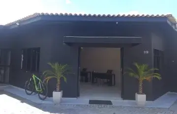 Toldo instalado sobre porta de garagem e entrada em Curitiba