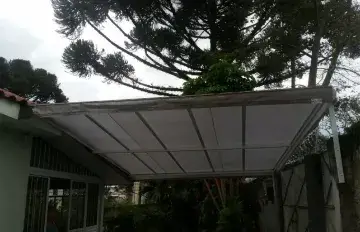 Toldo cobrindo varanda de casa em Curitiba